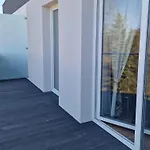 Comfy Near The Sea In 아파트 *