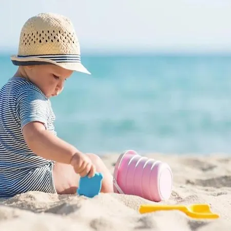 Comfy Near The Sea In Lägenhet